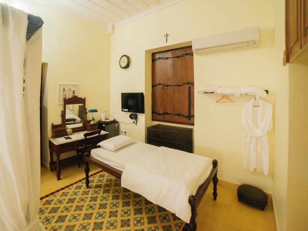 Casa Menezes - A Heritage Goan Homestay แบมโบลิม ภายนอก รูปภาพ