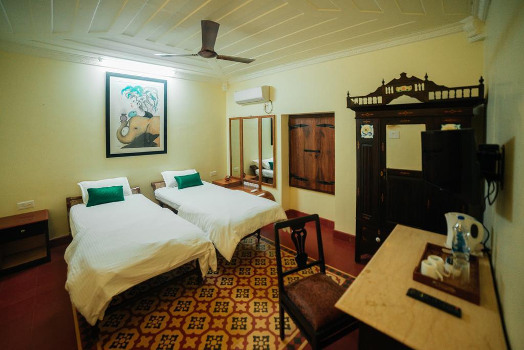 Casa Menezes - A Heritage Goan Homestay แบมโบลิม ภายนอก รูปภาพ